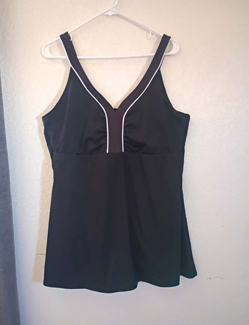 Speedo Endurance+ Black Tankini Swim Top Women Size Large V-Neck Excellent